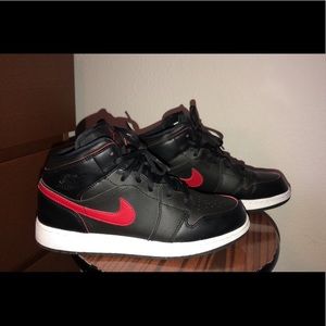 Jordan 1 Retro Mid Black Team Red